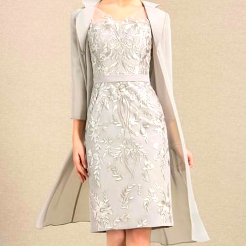 Sheath/Column V-Neck Knee-Length Lace Chiffon Dress in Champagne Color